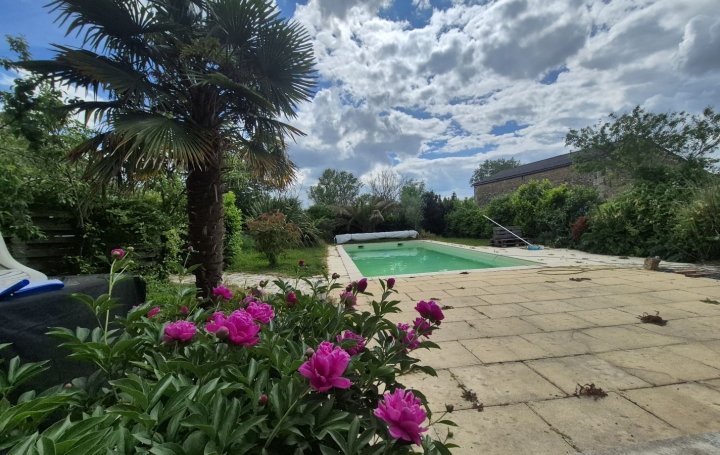 Maison   SAINT-HILAIRE-DES-LOGES  280 m2 295 000 € 